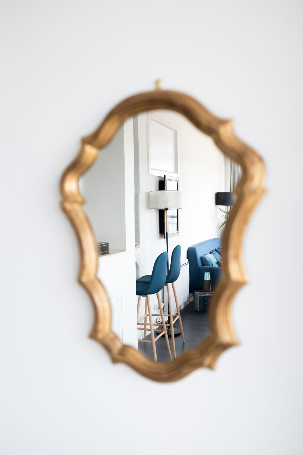 Miroir doré qui reflète le séjour