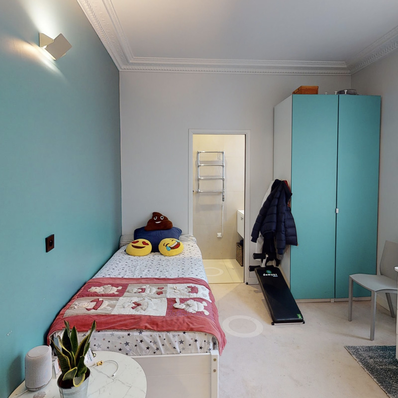 Chambre enfants avant rénovation, lit 1 place, mur bleu clair