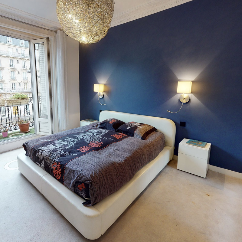 Chambre parents Port-Roral avant rénovation, lit en cuir blanc et mur bleu