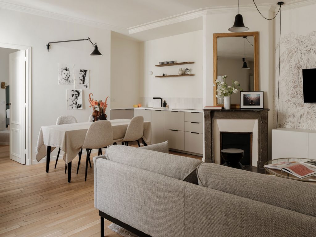 Rénovation d'un séjour d'un appartement parisien aux tons beiges