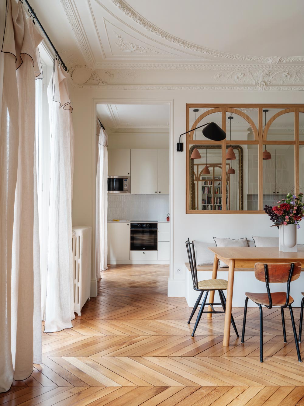 Bureau blanc dans un salon haussmannien